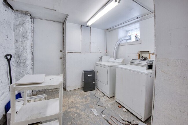 Building Photo - 354 Ophelia St