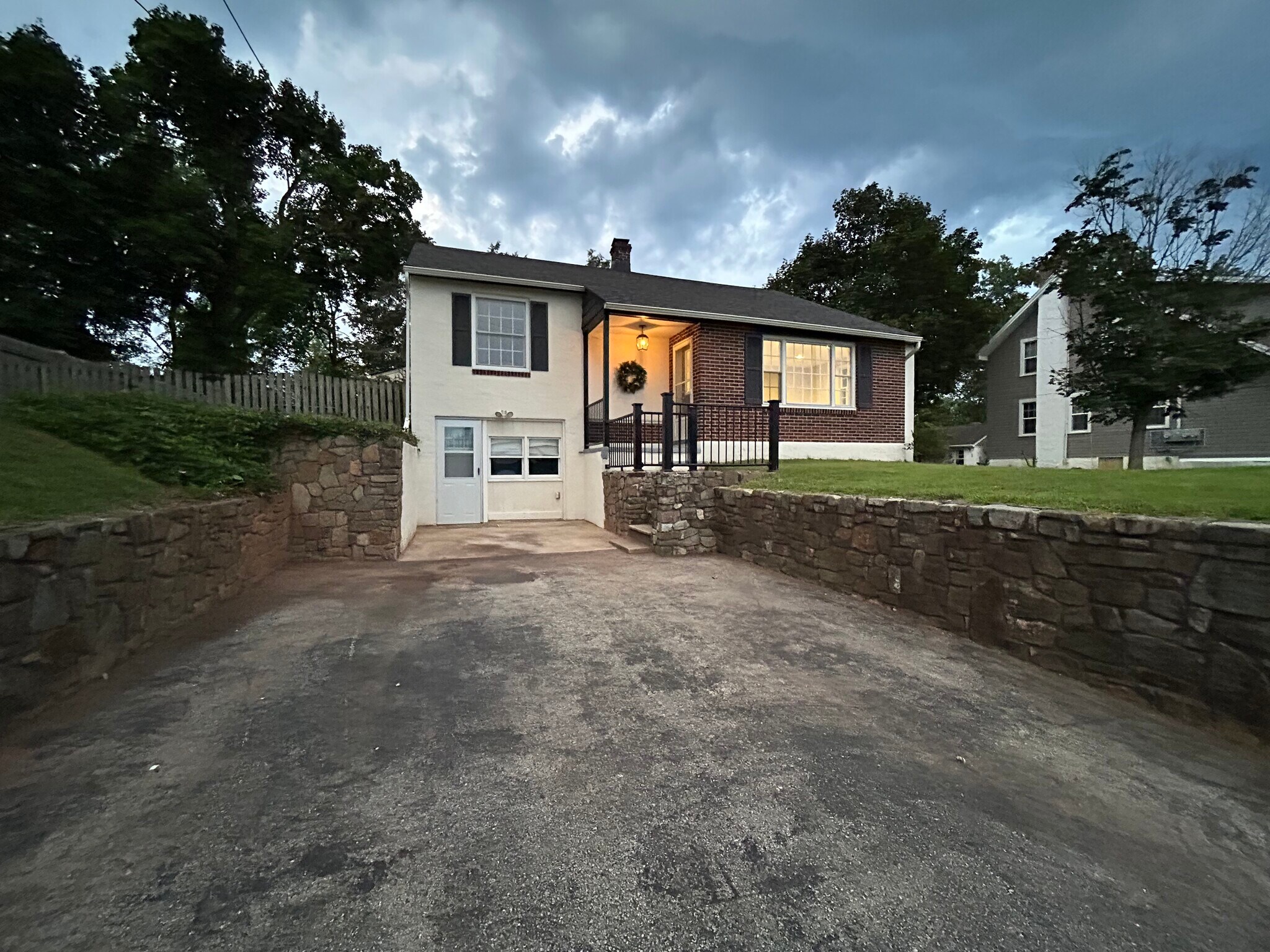 Building Photo - 15 E Pothouse Rd