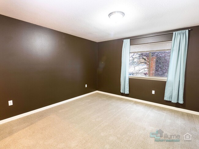 Building Photo - Bright & Spacious 2-Bedroom End Unit Townhome in Desirable Woodstock Neighborhood!