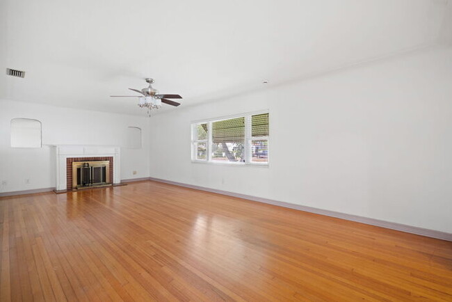 Building Photo - Beautiful Home For Rent in St Petersburg!