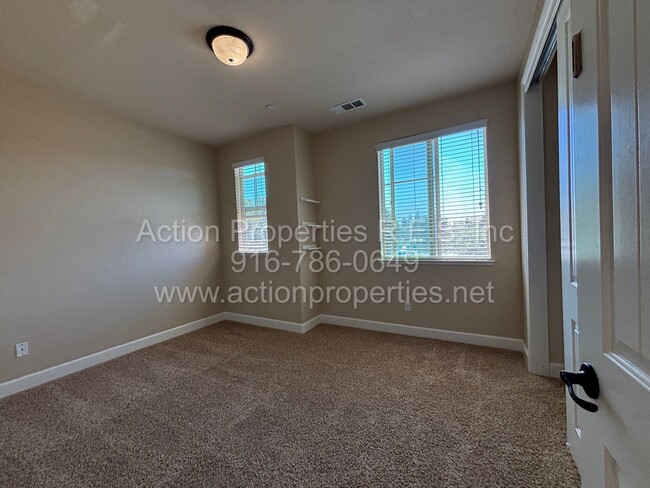 Building Photo - Gated Penryn Patio 2 Story Home, 3 Bedroom...