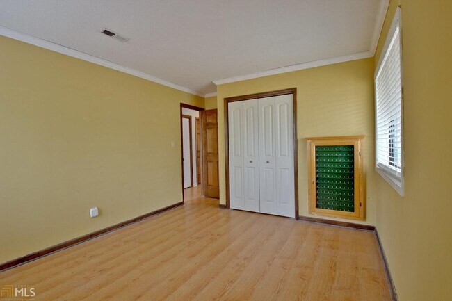 Building Photo - 203 Raintree Bend