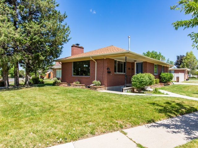 Building Photo - 2364 S Country Club Cir