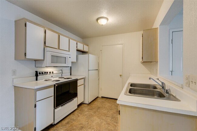 Building Photo - 221 Mission Newport Ln