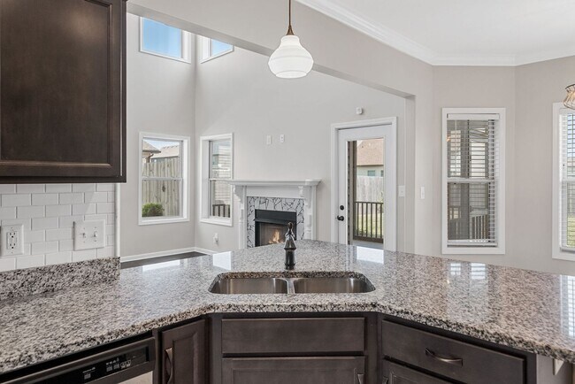 Building Photo - Pet Friendly Four Bedroom!