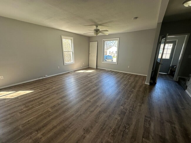 Building Photo - 4 Bedroom House!