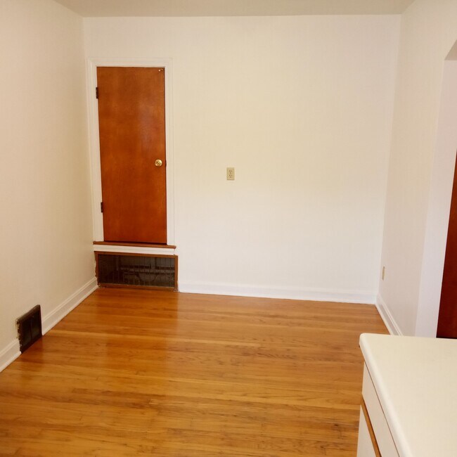 Dining Room w/Pantry - 319 Ridgedale Rd