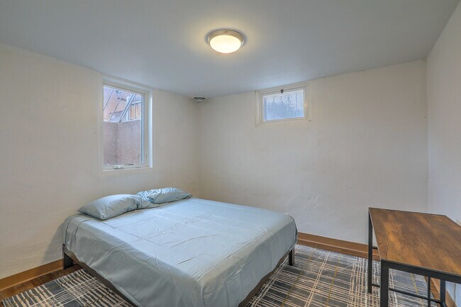 Building Photo - 618 Sycamore St NE