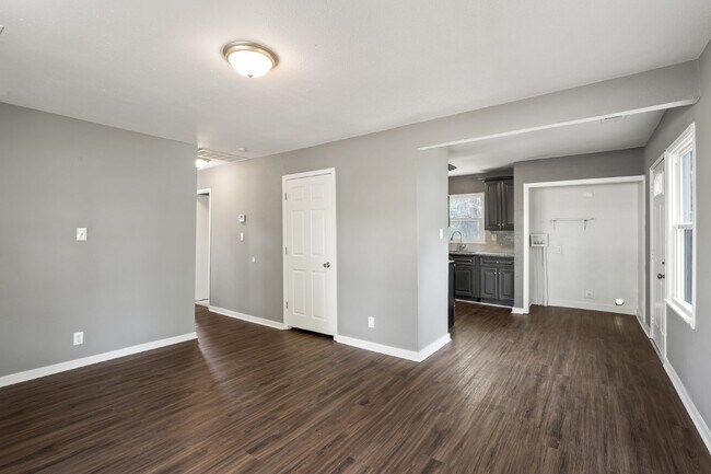 Building Photo - Welcome home to this cozy and fully updated 3-bedroom, 1-bath rental in Kansas City, KS!  1st mon...