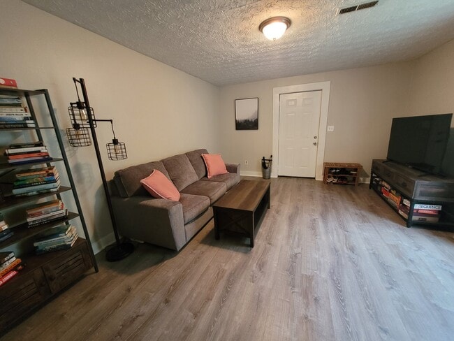 Building Photo - 2455 Woodbine Ave