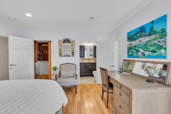 Building Photo - 326 N Doheny Dr