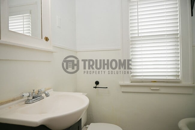 Building Photo - Large 3 Bedroom 2 Bath House w/Fenced in Yard and 2 Stall Garage!