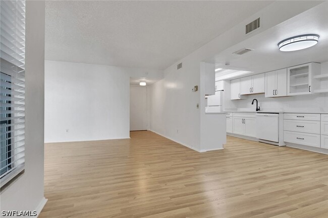 Building Photo - 3615 Boca Ciega Dr