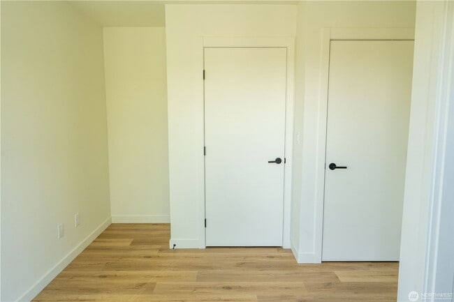 Building Photo - 2Bd/1.75Ba Seattle Townhome