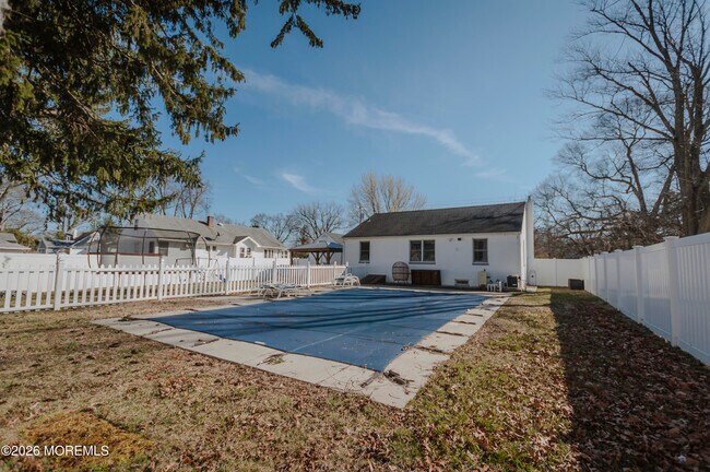 Building Photo - 295 Roosevelt Ave