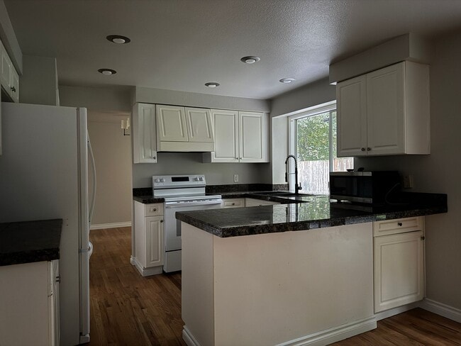 Building Photo - Beautiful Tri-level 4 beds, 2.5 baths plus...