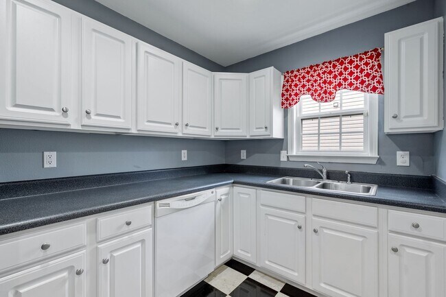 Building Photo - Amazing Home on Large Lot/3-BD 2-BTH in Ly...