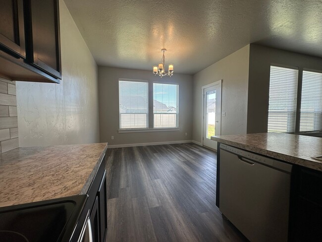 Building Photo - Beautiful 3bed, 2bath, 3car 1,948sq.ft. ho...