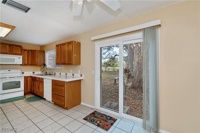 Building Photo - 4001 E Sunflower Cir