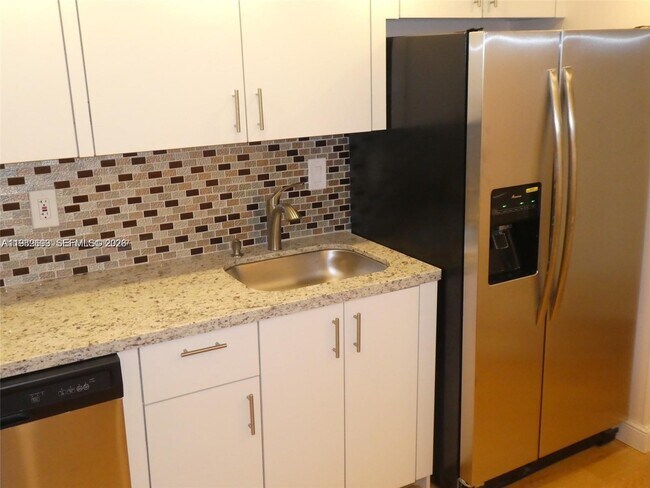 Building Photo - 800 Parkview Dr