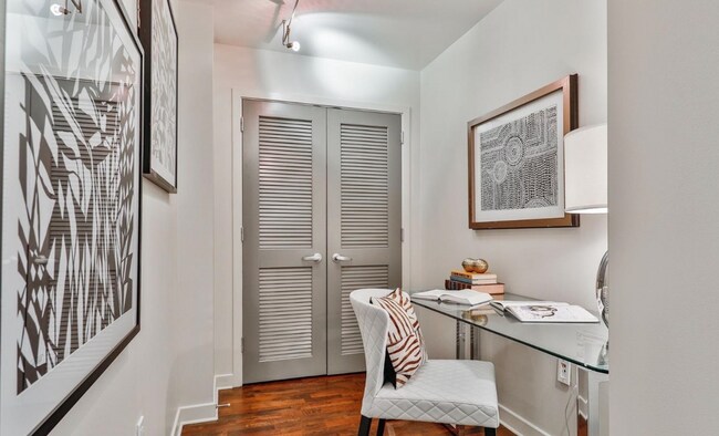 Building Photo - 260 King St