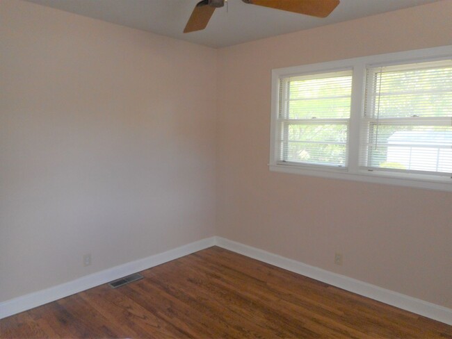 Building Photo - 3 Bedroom 2 Bath Brick Ranch Within 1 Bloc...
