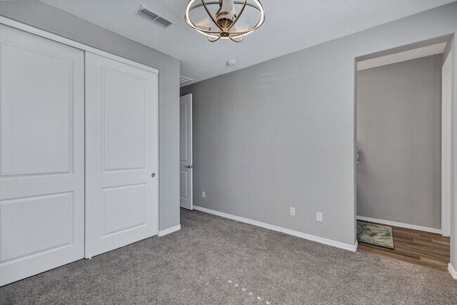 Building Photo - Spacious 5 Bedroom Home for Rent in East Mesa