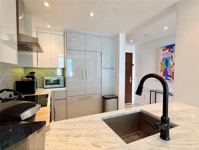 Building Photo - 225 Collins Ave