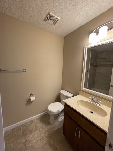 Main bathroom with tub/shower - 307 Lincoln Ave