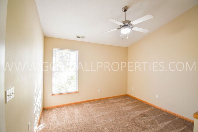 Building Photo - 2 Bedroom, 2 1/2 Bath Townhome in Urbandal...