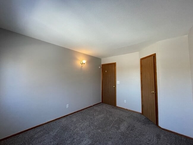 Building Photo - Stratford Lake 4-Level