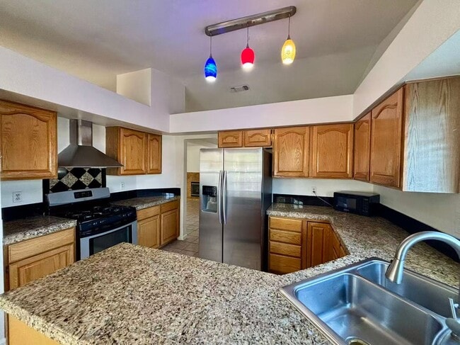 Building Photo - Beautiful one-story single-family home