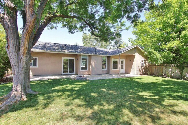 Building Photo - Immaculate Single-Level Home