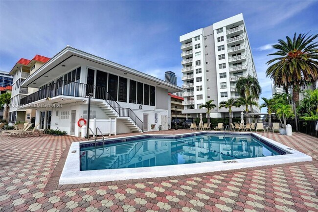 Building Photo - 3113 S Ocean Dr