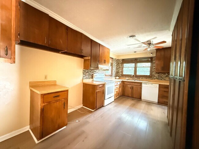 Building Photo - 4 Bed / 2 Bath Spacious Home – Perfect for Families or Roommates