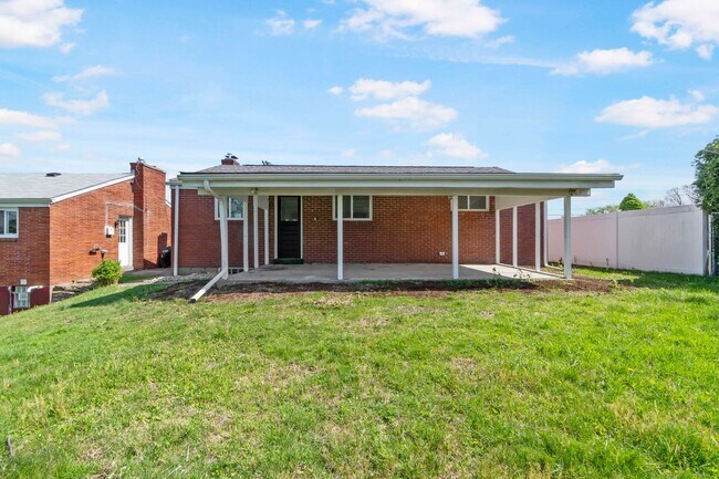 Building Photo - AVAILABLE NOW!! Fully RENOVATED 3-bedroom in CASTLE SHANNON!