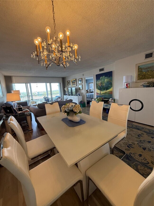 Building Photo - 1523 E Hillsboro Blvd