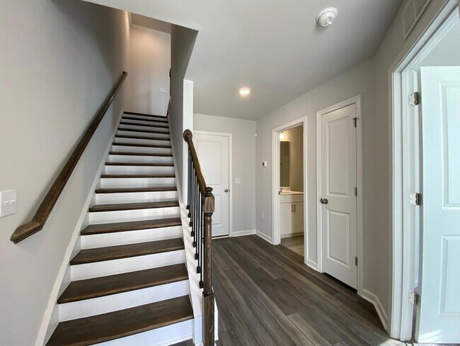 Building Photo - 702 Gimari Dr