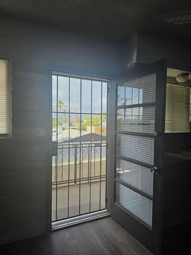 Building Photo - Large 2 bedroom Central location with AC!!