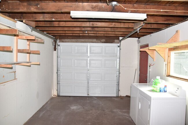 Building Photo - Steilacoom 2 Bed 1 Bath with Large Fenced in Backyard