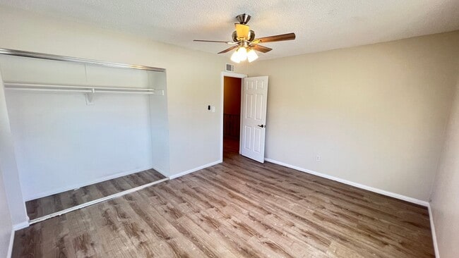Building Photo - Lovely 3 Bed 2.5 Bath Townhome with 2 Car ...