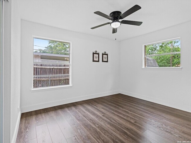 Building Photo - 5026 Lakewood Dr