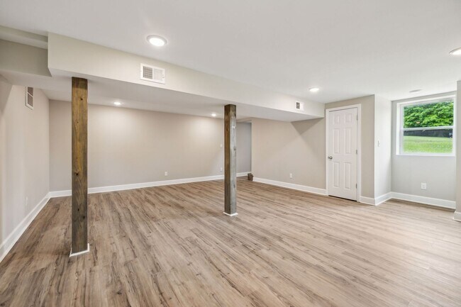 Building Photo - Sango Beauty With Finished Basement!