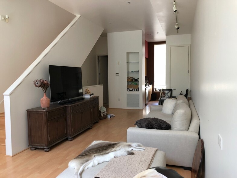 Family room (looking towards kitchen) - 44 Iron Horse Ln