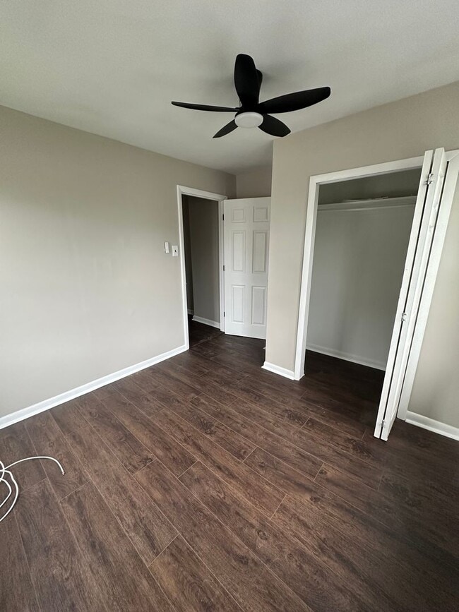 Building Photo - 3 Bed, 1 Bath Townhome
