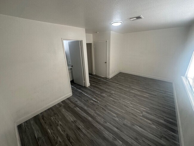 Building Photo - 6945 Mendon Ln