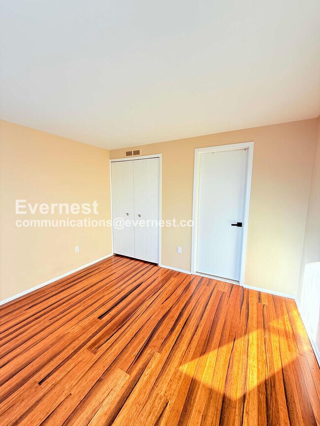 Building Photo - 2 Bed/1.5 Bath Condo with In-Unit Laundry / Vouchers Accepted / Available Now!