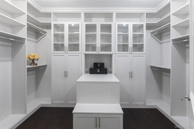 Building Photo - 3000 Royal Ct