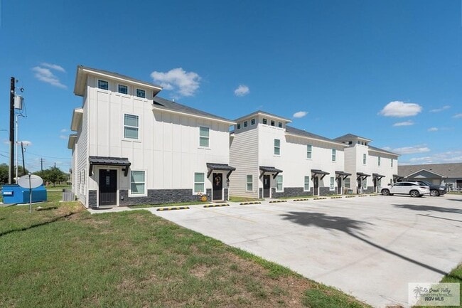 Building Photo - 405 Lion's Villa Ave