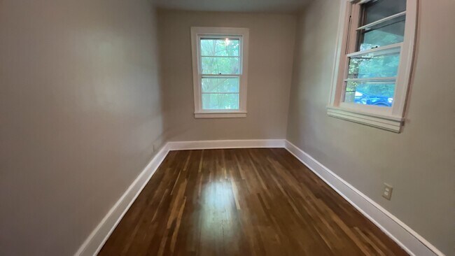 Building Photo - Spacious 2 Bedroom/1 Bath Home